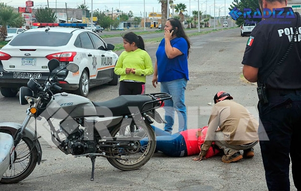 Mujer Motociclista Choca Con Auto