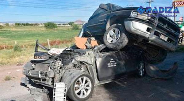 Camioneta Vuelca Y Cae Sobre Taxi