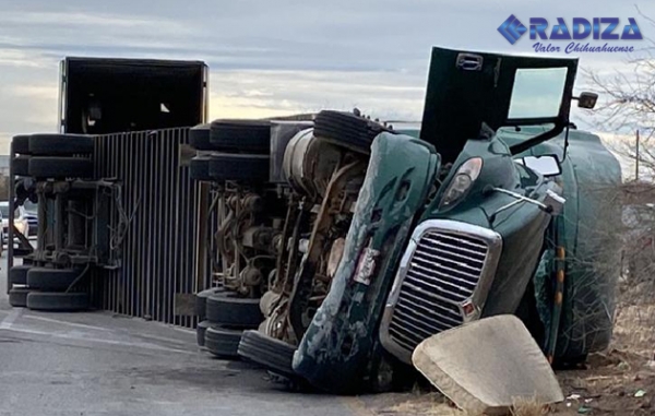 Vuelca tráiler en carretera a Delicias