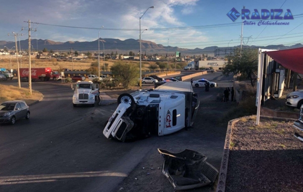 Vuelca Tr Iler Y Causa Caos Vial