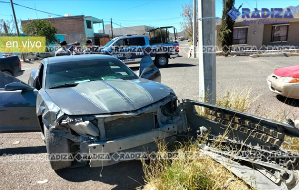 Omite alto y choca Camaro